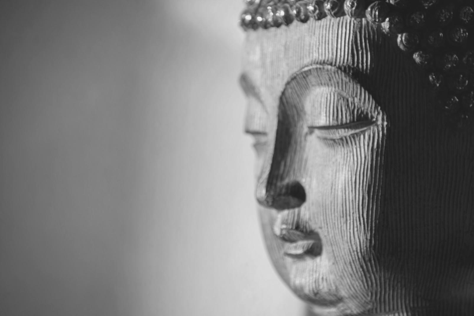 Ambiente sereno per la pratica meditativa serale
