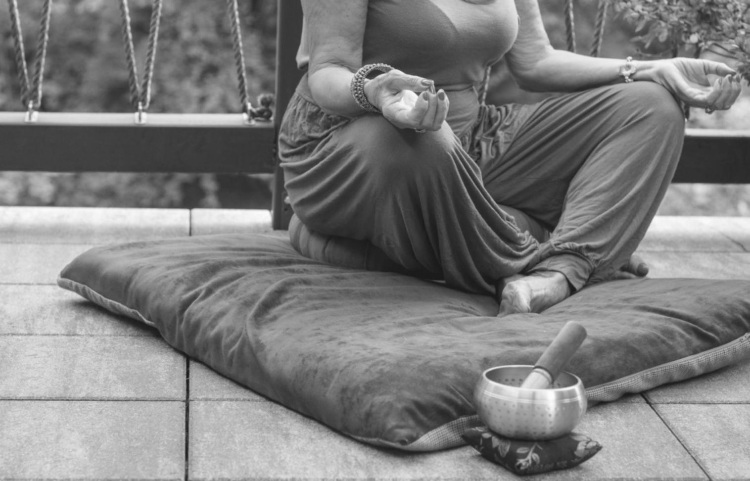 Ambiente sereno per la pratica meditativa serale